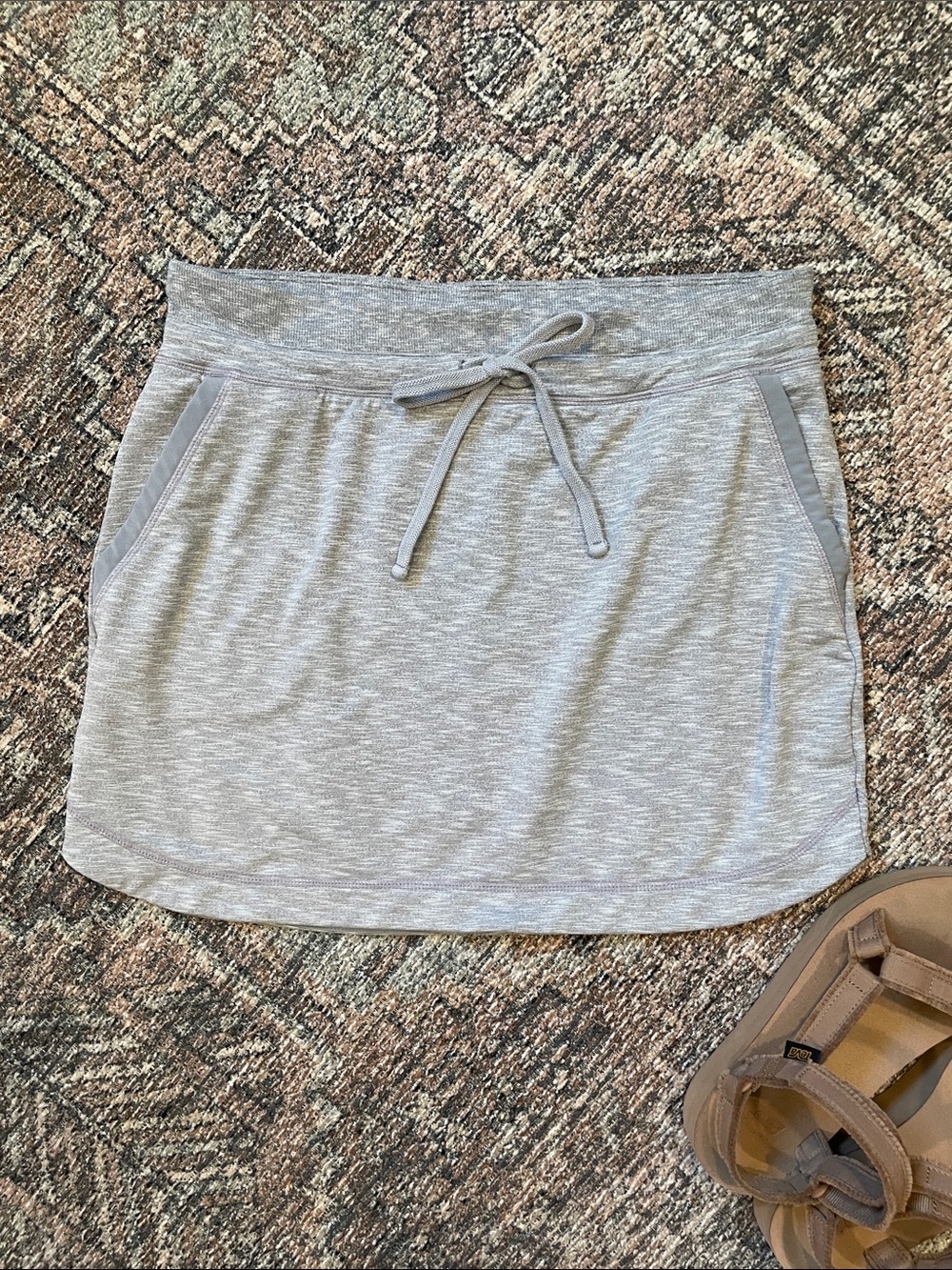 Athleta Gray Drawstring Skirt Medium Athleisure Travel Casual Pockets